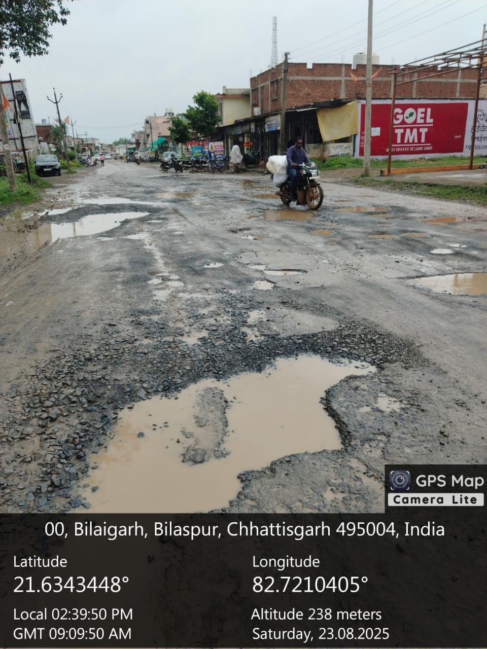 बिलाईगढ़ : गौरव पथ निर्माण अटका, सड़क की बदहाली से उबल रहा जनाक्रोश...